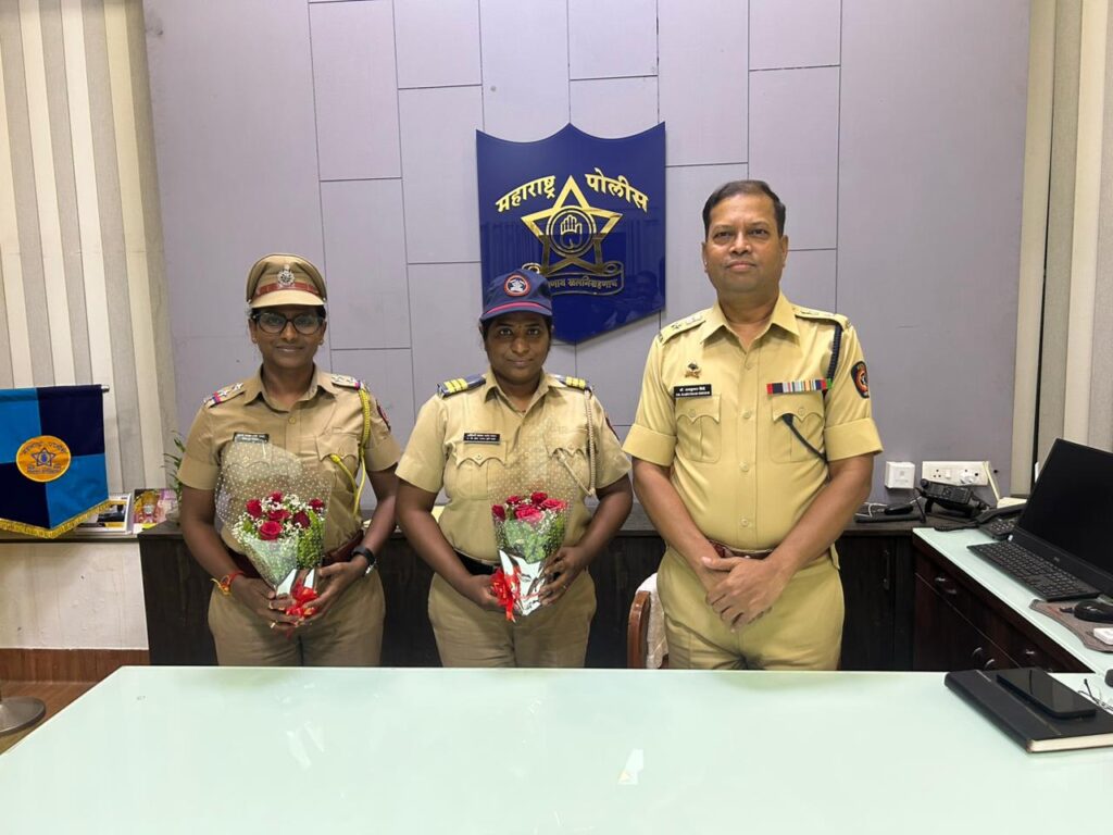 पुणे पोलिसांकडून court Pairavi अधिकारी व कर्मचाऱ्यांचा सत्कार करताना