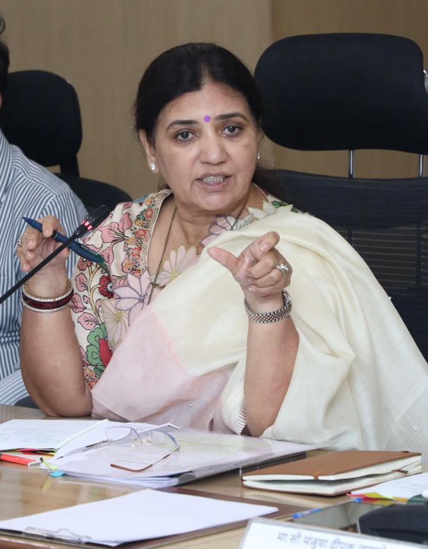 Madhuri Misal leading Pune Development News PMC projects review meeting